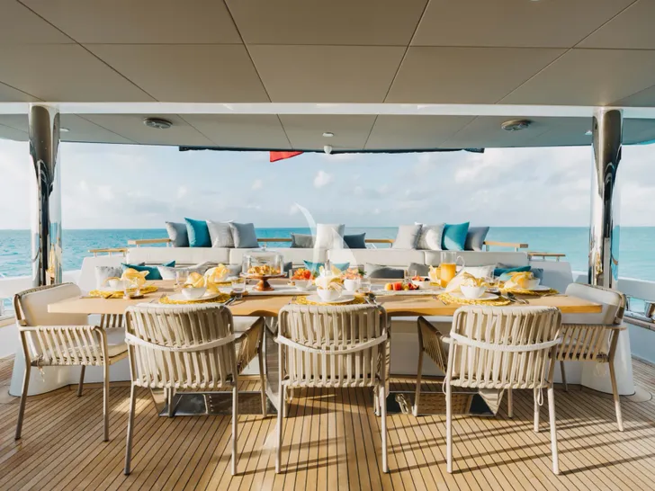 AMORE Numarine 37 XP - alfresco dining area AMORE Numarine 37 XP - alfresco dining area