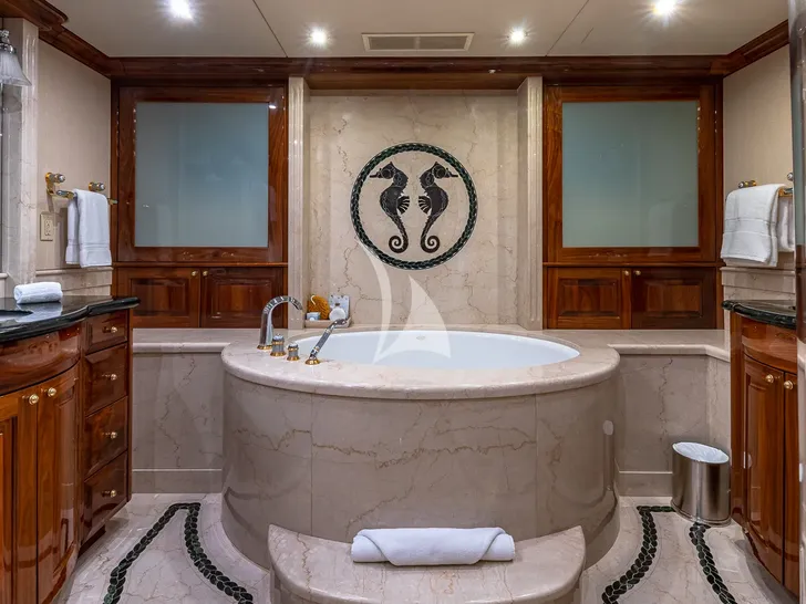 AMORE Christensen 157 - VIP cabin 1 bathtub AMORE Christensen 157 - VIP cabin 1 bathtub