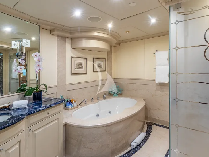 AMORE Christensen 157 - master cabin bathtub AMORE Christensen 157 - master cabin bathtub