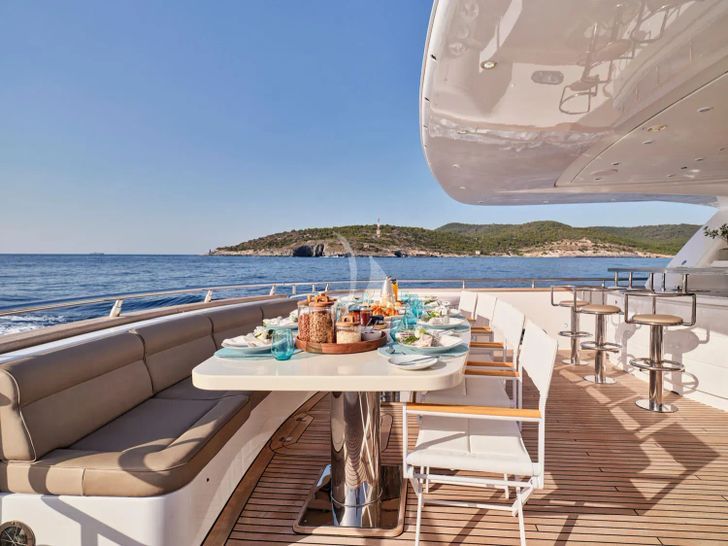 ANASA Maiora 35m - aft deck alfresco dining set up ANASA Maiora 35m - aft deck alfresco dining set up