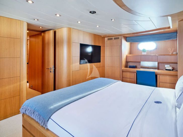ANASA Maiora 35m - master cabin bed and TV ANASA Maiora 35m - master cabin bed and TV