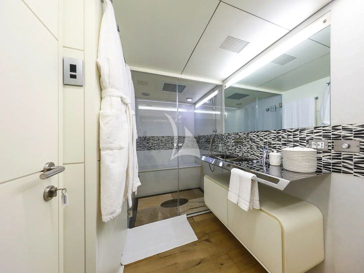 ANAVI Admiral 35 - master cabin bathtroom ANAVI Admiral 35 - master cabin bathtroom
