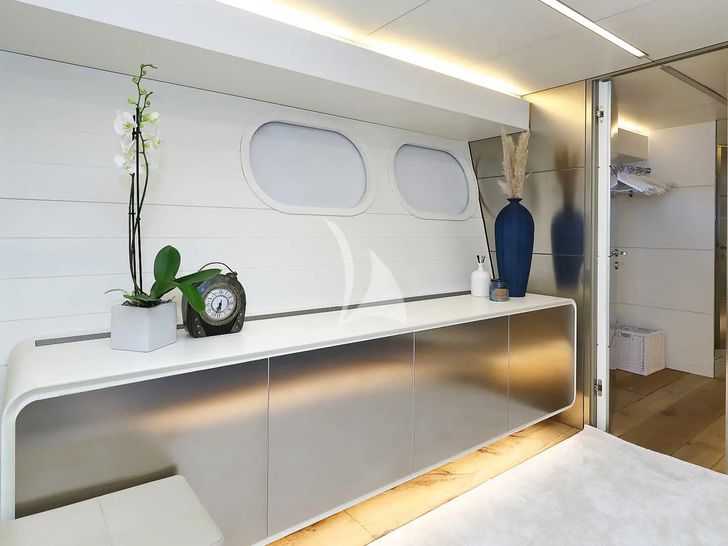 ANAVI Admiral 35 - master cabin display ANAVI Admiral 35 - master cabin display