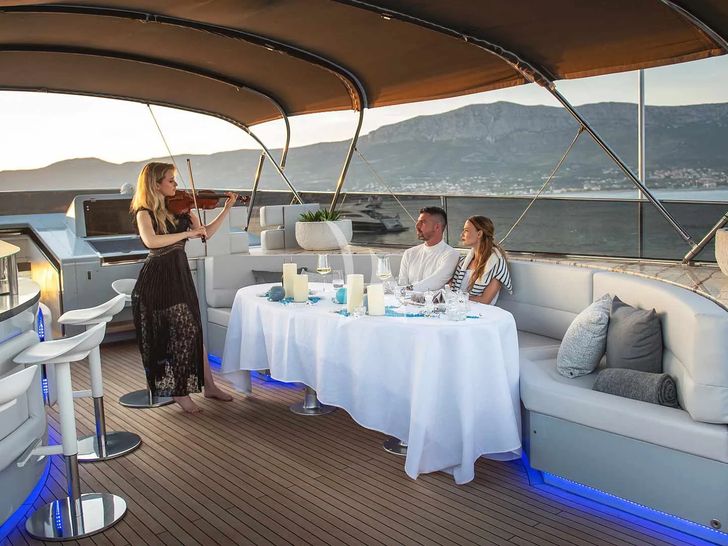 ANAVI Admiral 35 - romantic sundeck date accompanied by a violinist ANAVI Admiral 35 - romantic sundeck date accompanied by a violinist