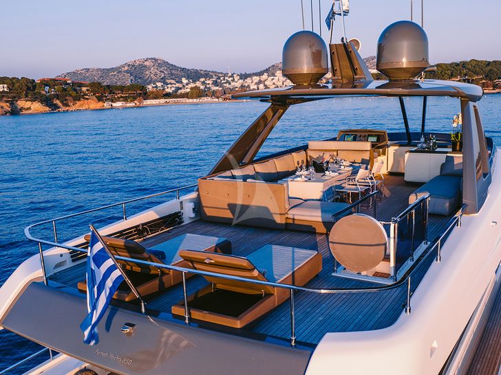 ANASSA A Ferretti 850 - flybridge ANASSA A Ferretti 850 - flybridge