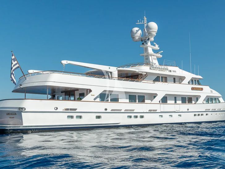 ANCALLIA Feadship 45m - anchored side profile ANCALLIA Feadship 45m - anchored side profile