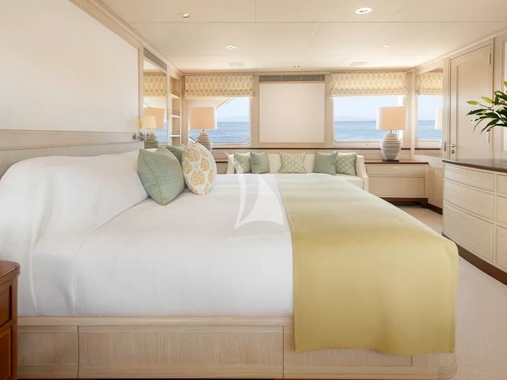 ANCALLIA Feadship 45m - master cabin bed ANCALLIA Feadship 45m - master cabin bed