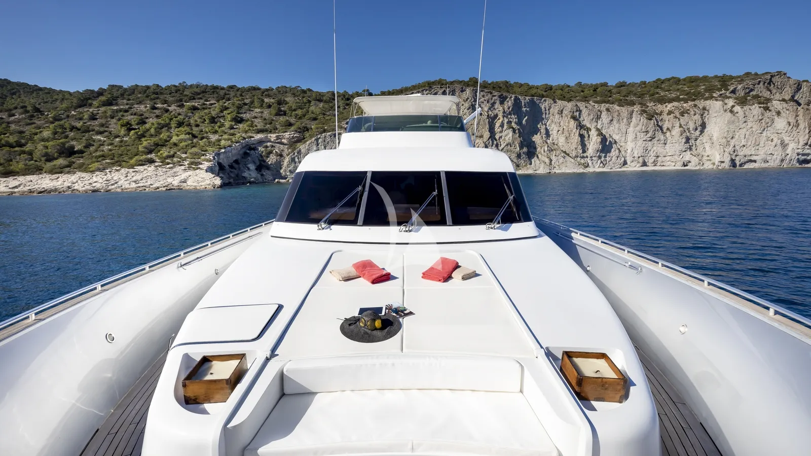 ANDILIS Admiral 90 - foredeck sunbathing area