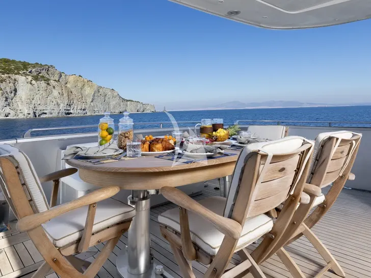 ANDILIS Admiral 90 - main aft deck alfresco dining area ANDILIS Admiral 90 - main aft deck alfresco dining area