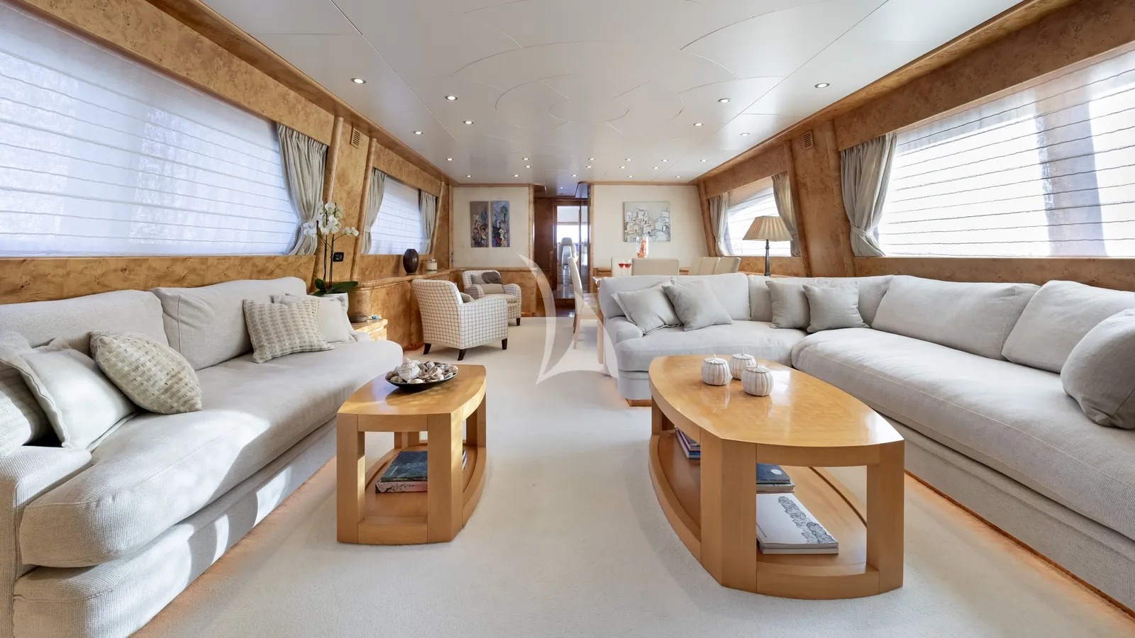ANDILIS Admiral 90 - main saloon lounge
