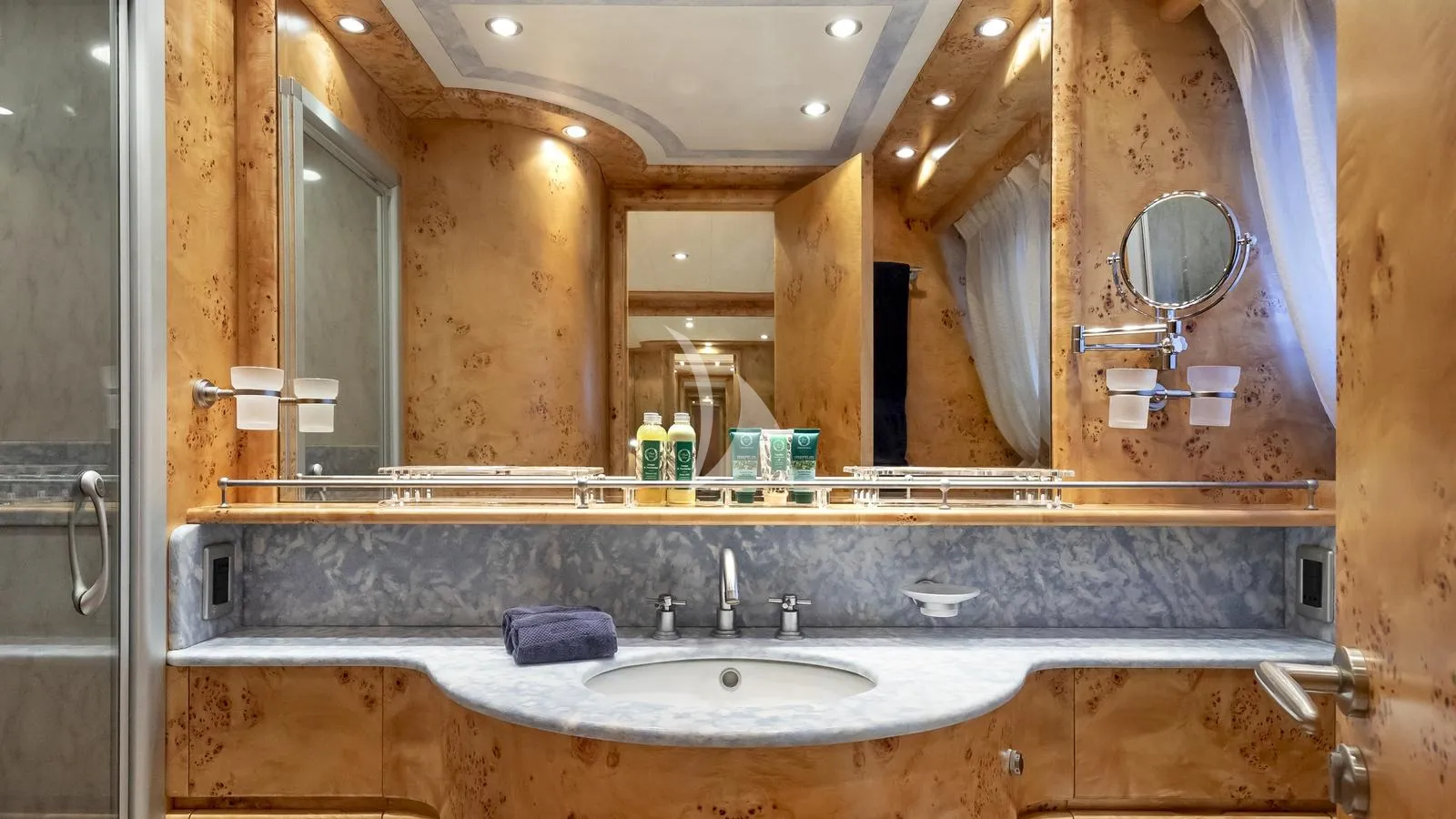 ANDILIS Admiral 90 - master cabin bathroom