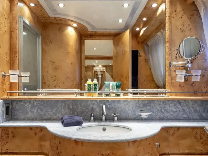 ANDILIS Admiral 90 - master cabin bathroom ANDILIS Admiral 90 - master cabin bathroom
