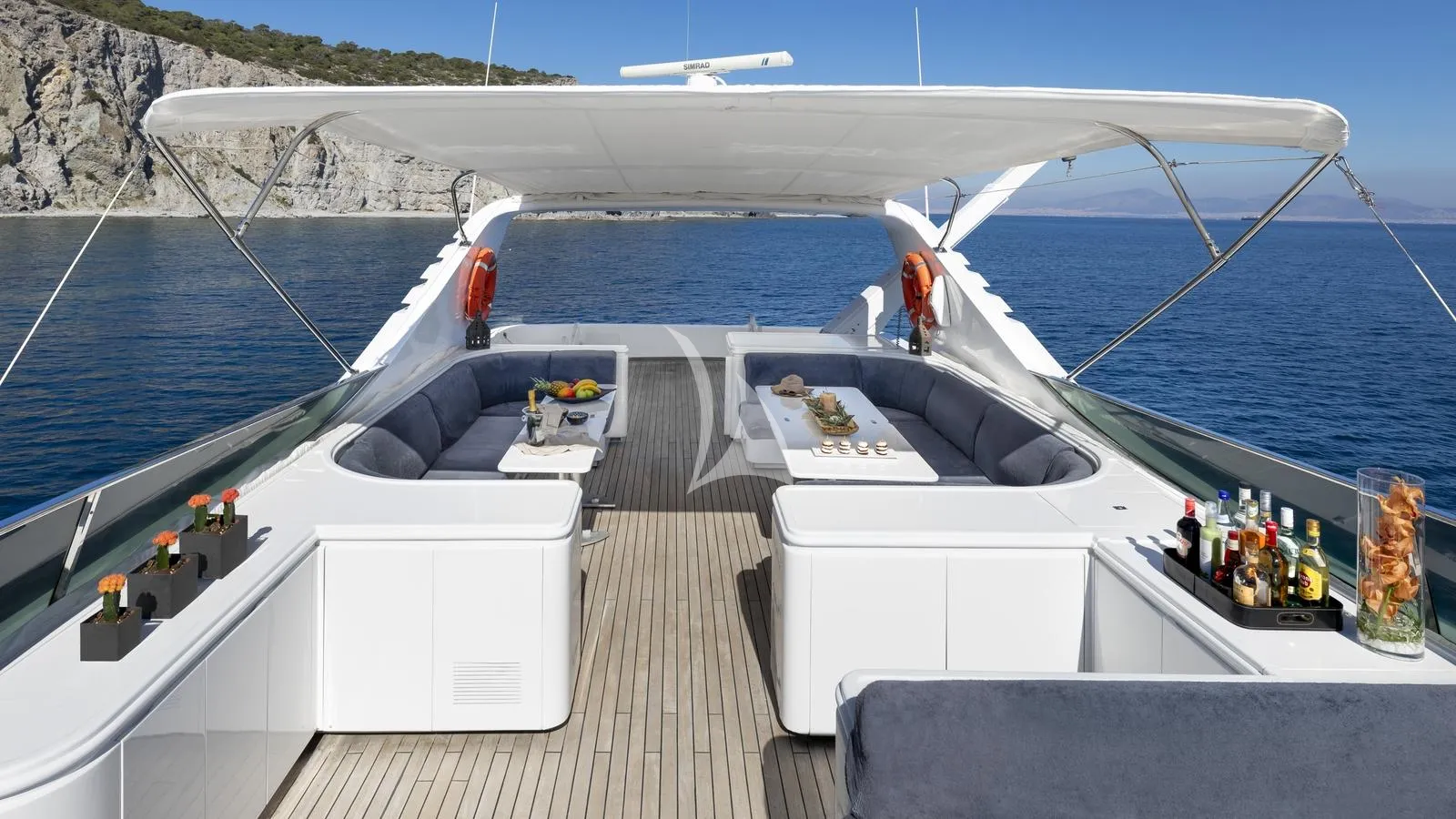 ANDILIS Admiral 90 - sundeck dining lounge