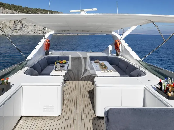 ANDILIS Admiral 90 - sundeck dining lounge ANDILIS Admiral 90 - sundeck dining lounge