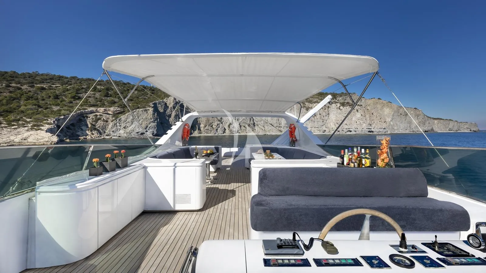 ANDILIS Admiral 90 - sundeck forward shot