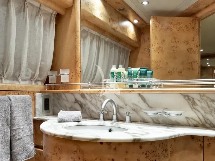 ANDILIS Admiral 90 - twin cabin 1 bathroom ANDILIS Admiral 90 - twin cabin 1 bathroom