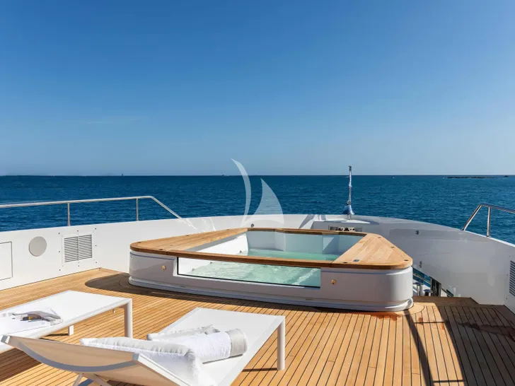 ANGEL Benetti Motopanfilo 37m - foredeck ANGEL Benetti Motopanfilo 37m - foredeck