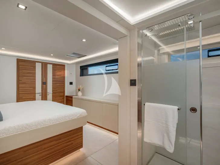ANIMA Fountaine Pajot Power 80 - VIP cabin 3 bed and bathroom ANIMA Fountaine Pajot Power 80 - VIP cabin 3 bed and bathroom