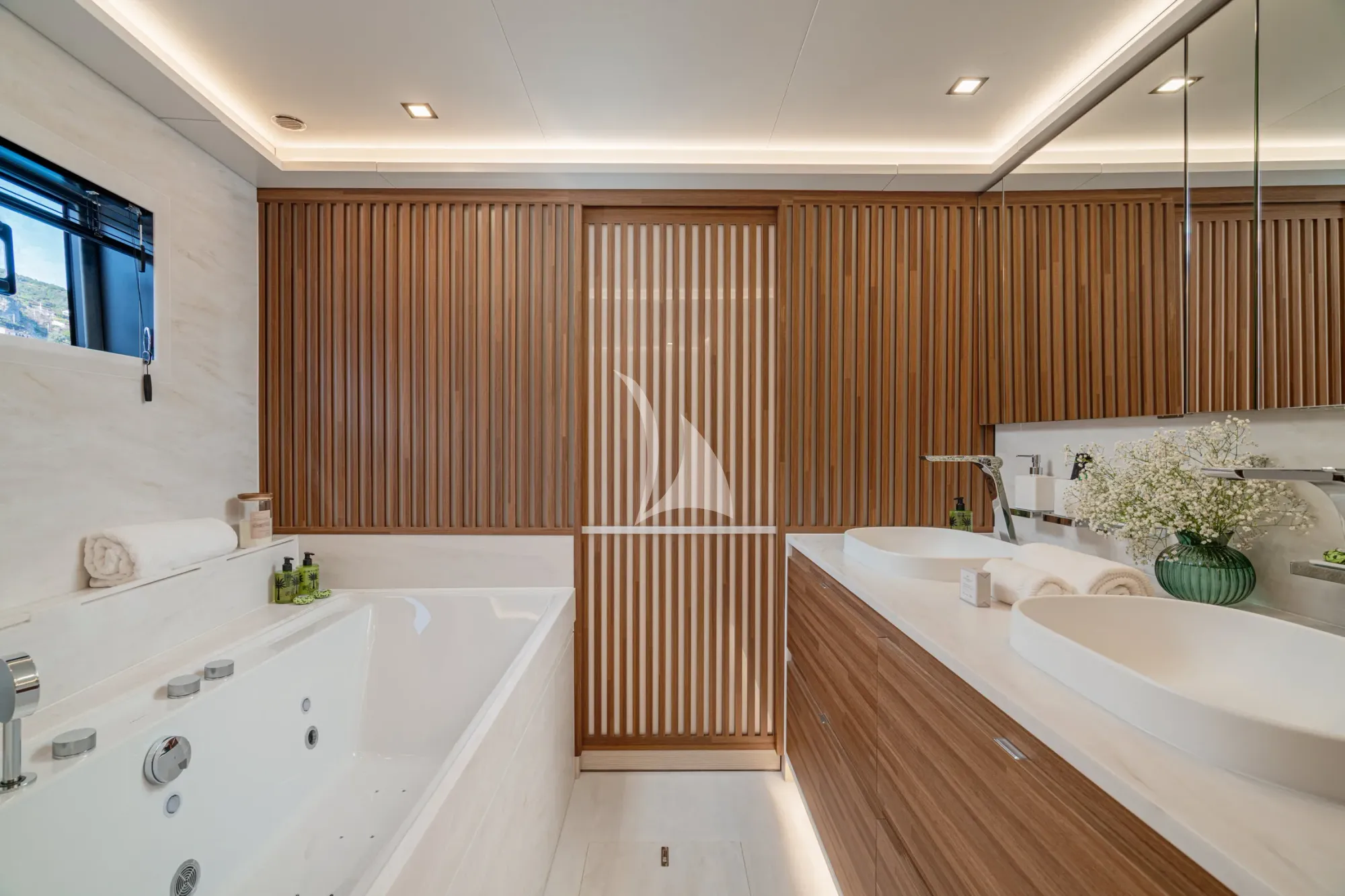 ANIMA Fountaine Pajot Power 80 - VIP cabin 1 bathroom