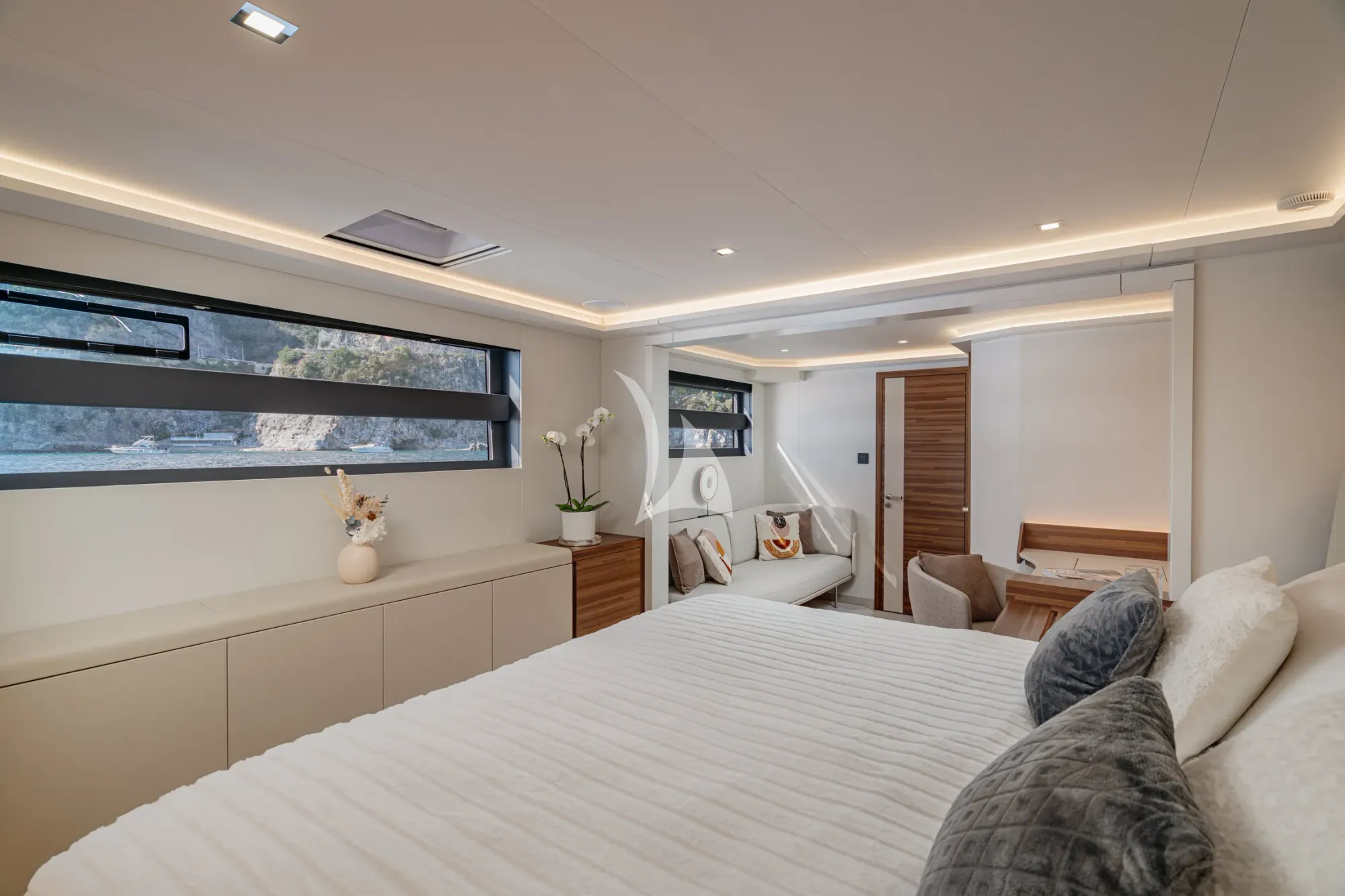 ANIMA Fountaine Pajot Power 80 - VIP cabin 1 bed and lounge