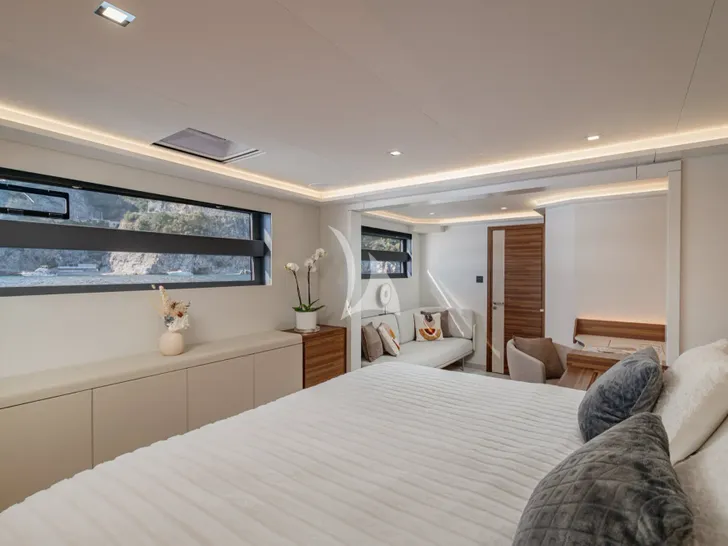 ANIMA Fountaine Pajot Power 80 - VIP cabin 1 bed and lounge ANIMA Fountaine Pajot Power 80 - VIP cabin 1 bed and lounge
