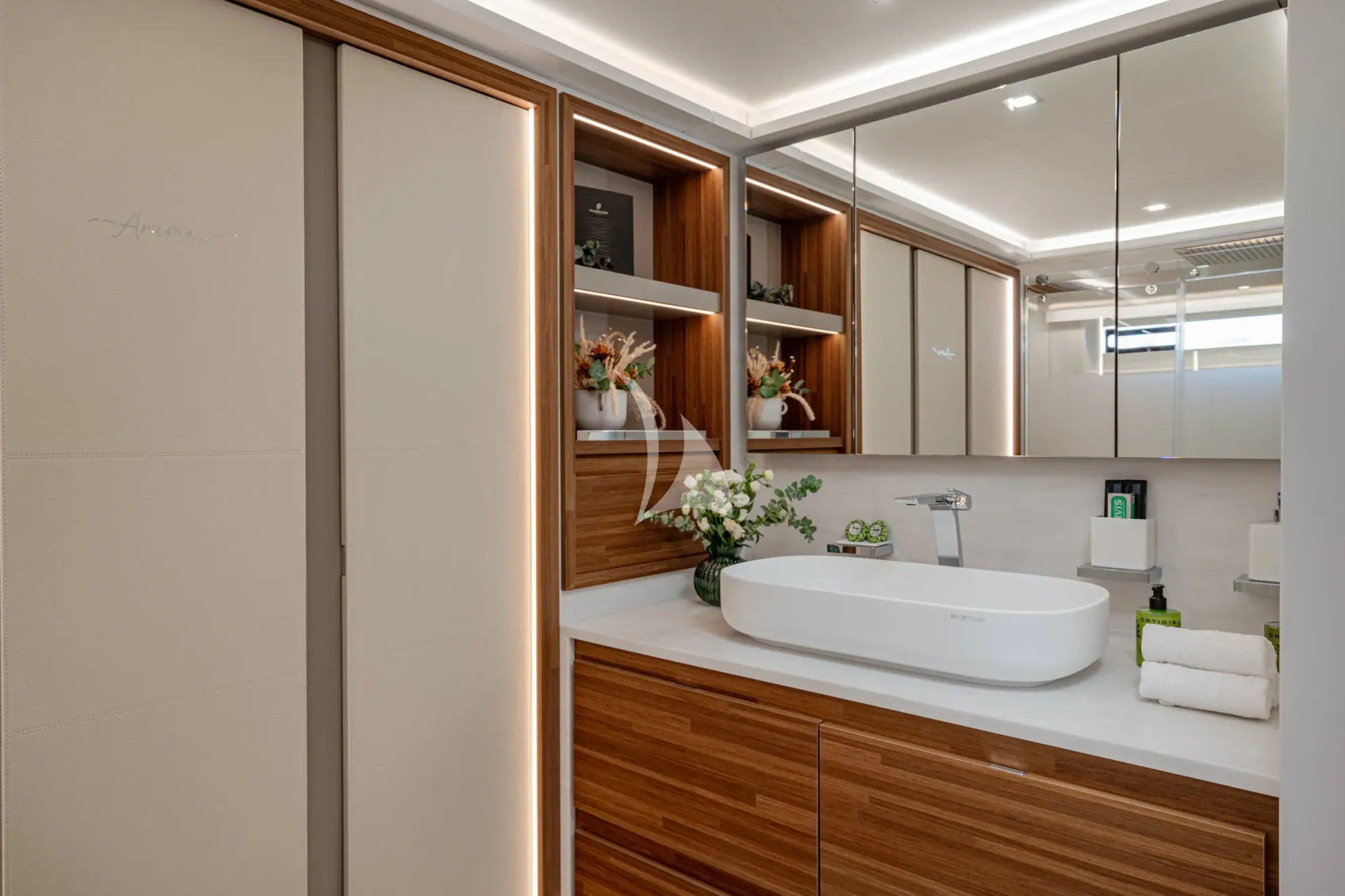ANIMA Fountaine Pajot Power 80 - VIP cabin 2 bathroom