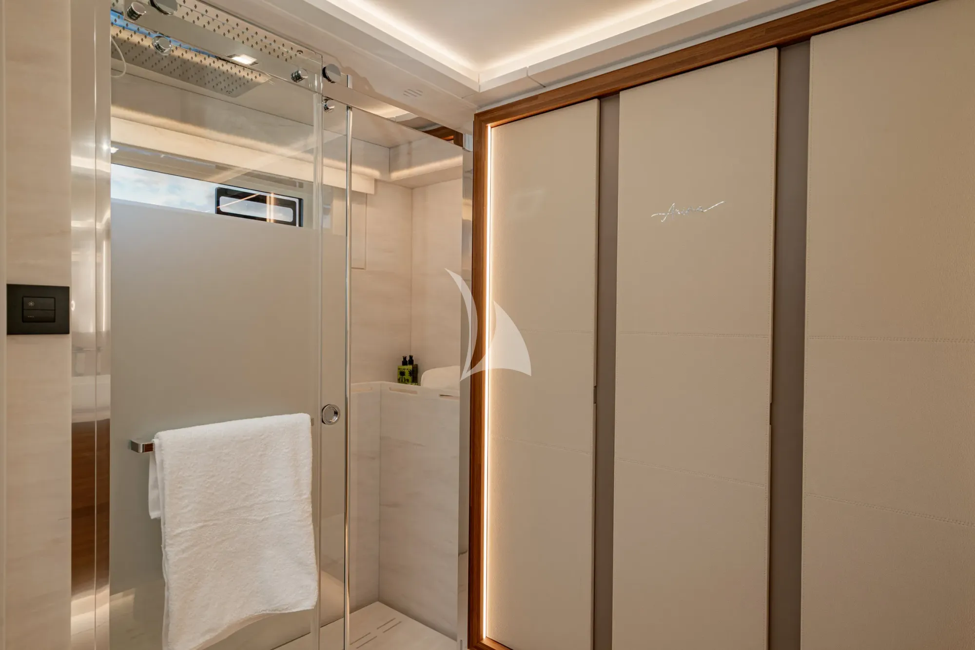 ANIMA Fountaine Pajot Power 80 - VIP cabin 4 bathroom