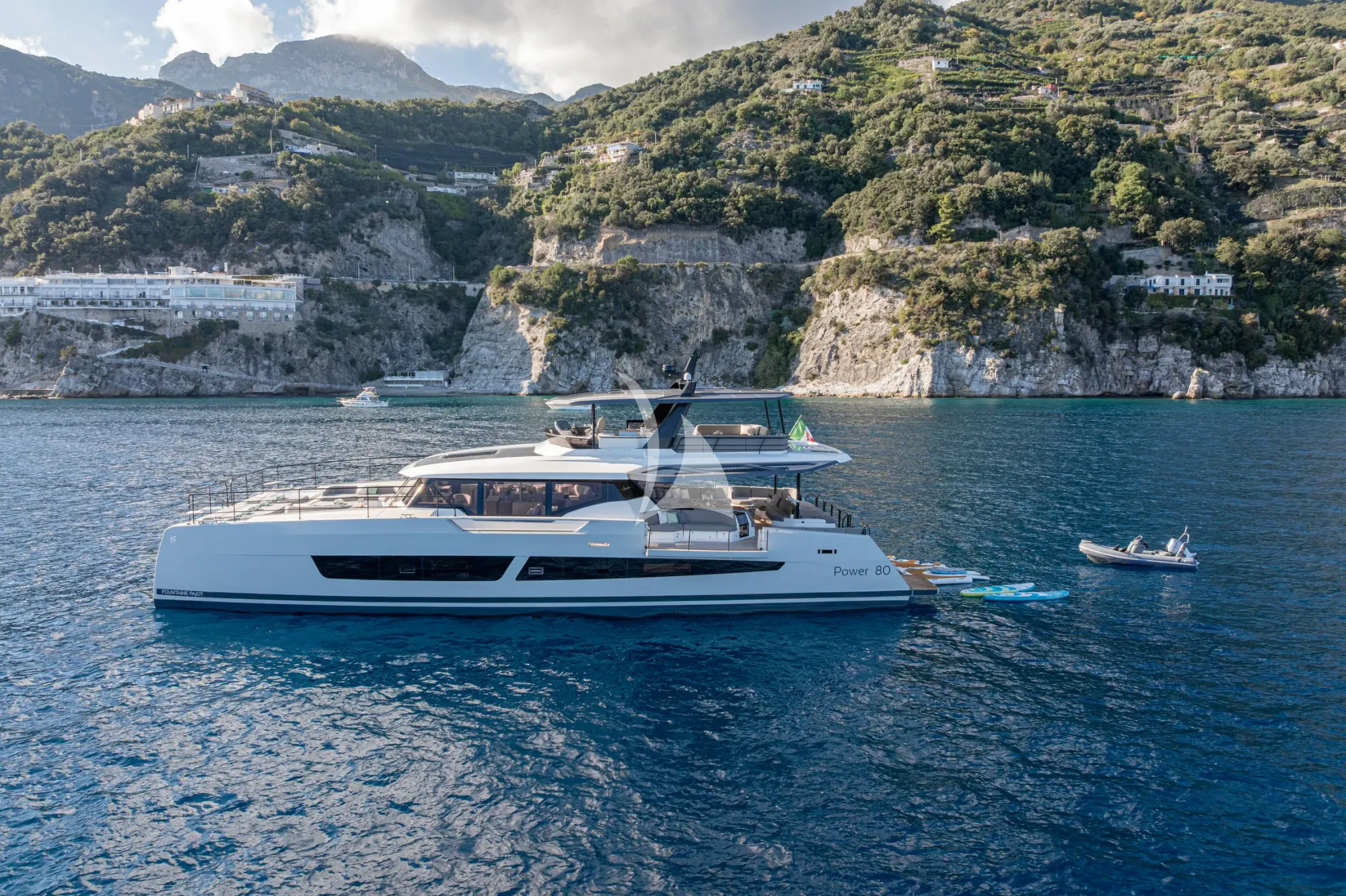 ANIMA Fountaine Pajot Power 80 - anchored with the water toys