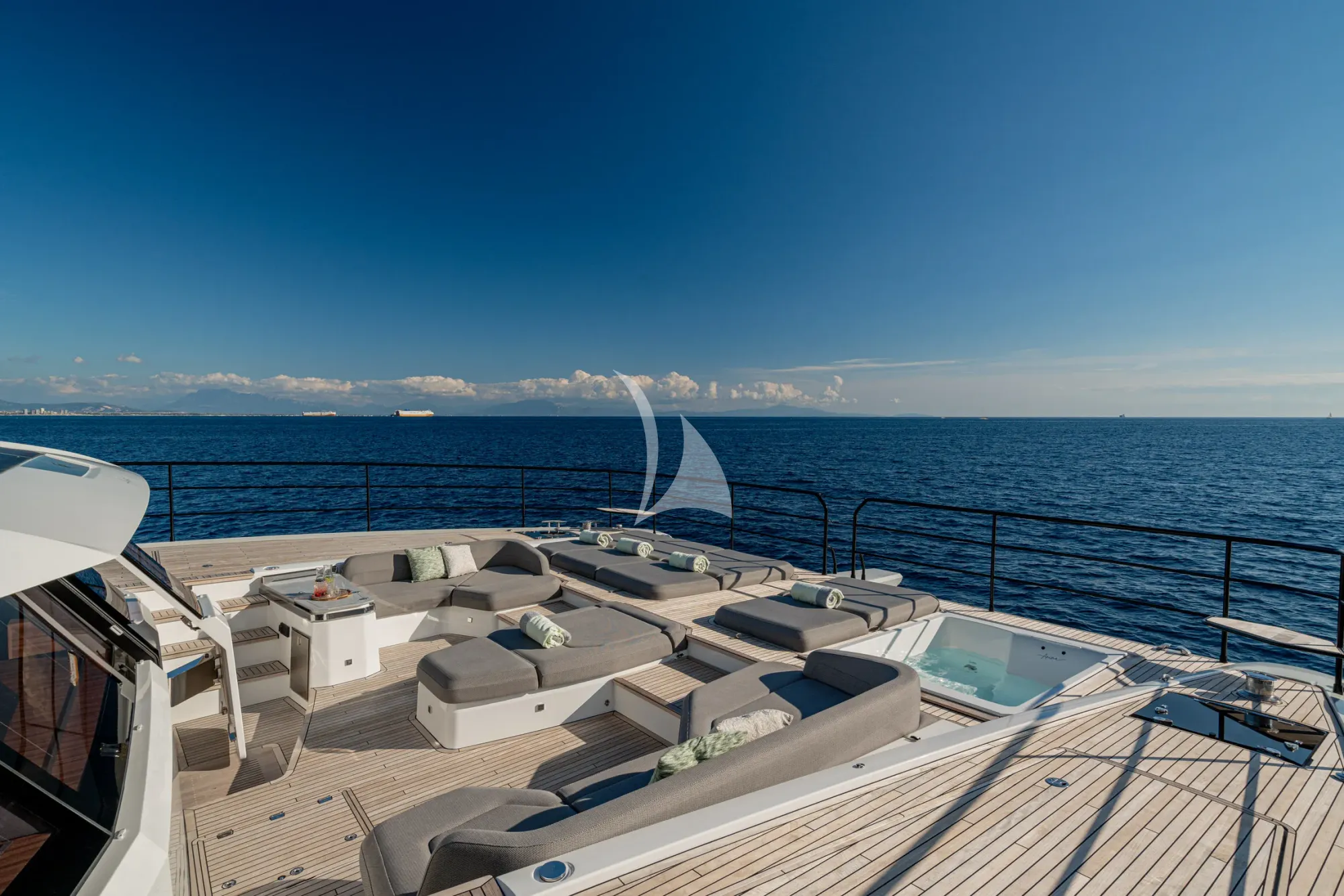 ANIMA Fountaine Pajot Power 80 - foredeck lounge and jacuzzi