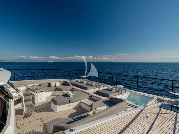 ANIMA Fountaine Pajot Power 80 - foredeck lounge and jacuzzi ANIMA Fountaine Pajot Power 80 - foredeck lounge and jacuzzi