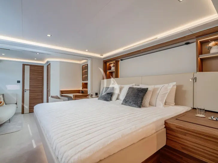 ANIMA Fountaine Pajot Power 80 - master cabin bed ANIMA Fountaine Pajot Power 80 - master cabin bed
