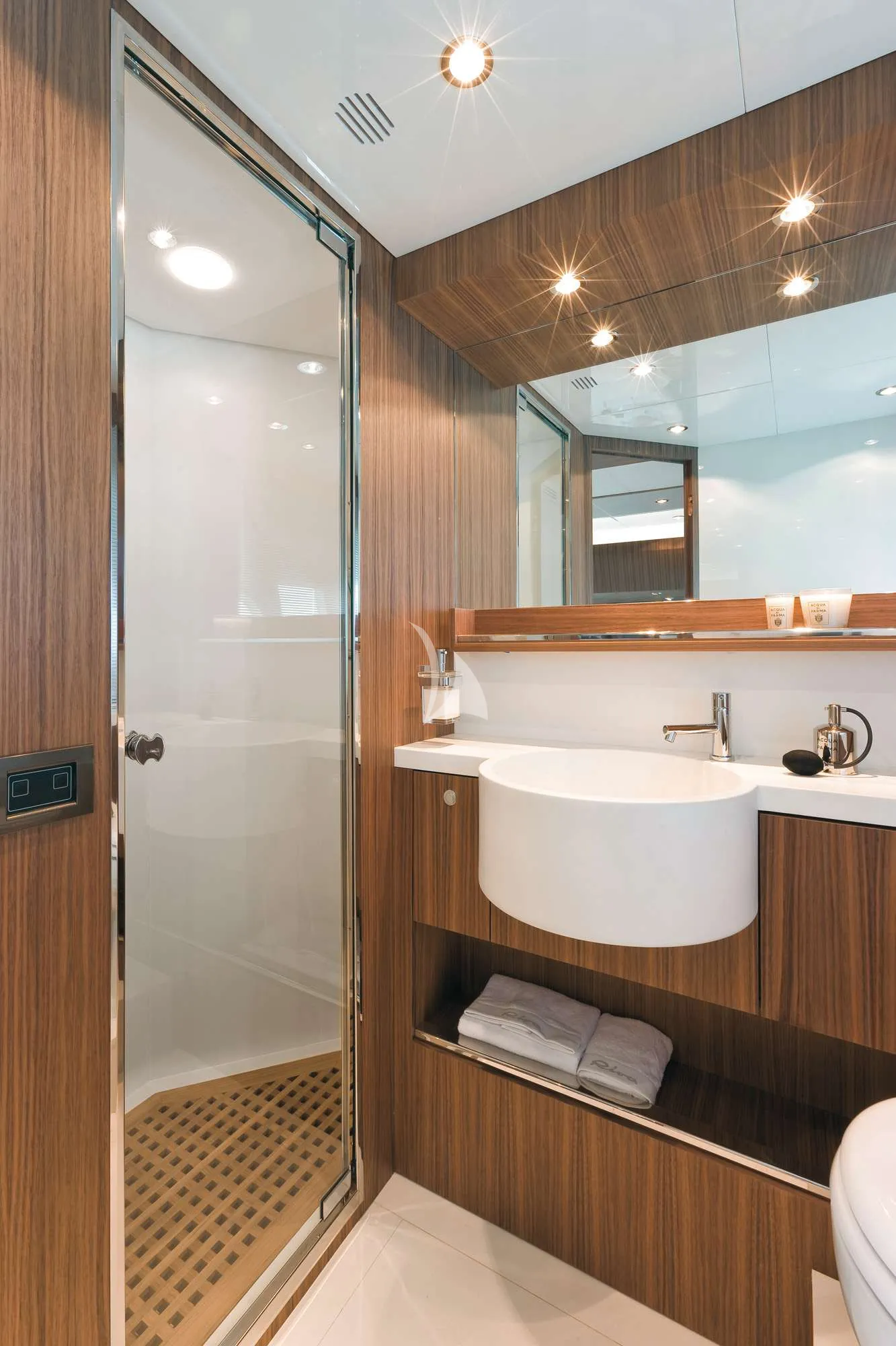 ANYTHING GOES IV Riva Duchessa 92 - VIP cabin bathroom