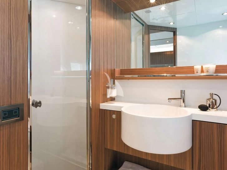 ANYTHING GOES IV Riva Duchessa 92 - VIP cabin bathroom ANYTHING GOES IV Riva Duchessa 92 - VIP cabin bathroom
