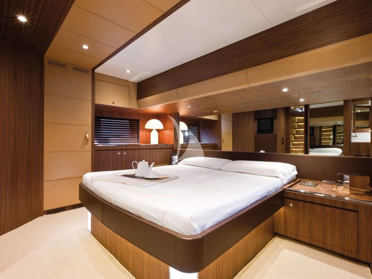 ANYTHING GOES IV Riva Duchessa 92 - VIP cabin ANYTHING GOES IV Riva Duchessa 92 - VIP cabin