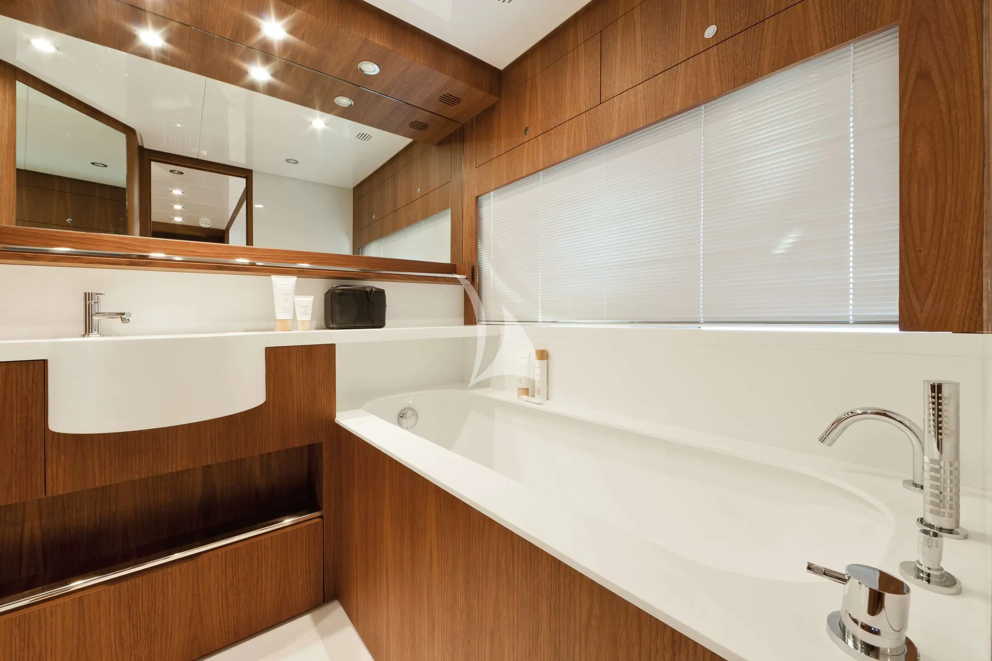 ANYTHING GOES IV Riva Duchessa 92 - master cabin bathtub