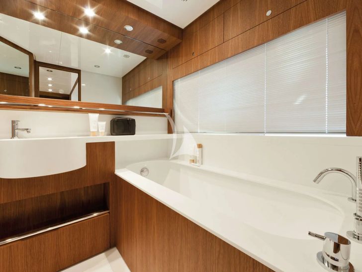 ANYTHING GOES IV Riva Duchessa 92 - master cabin bathtub ANYTHING GOES IV Riva Duchessa 92 - master cabin bathtub