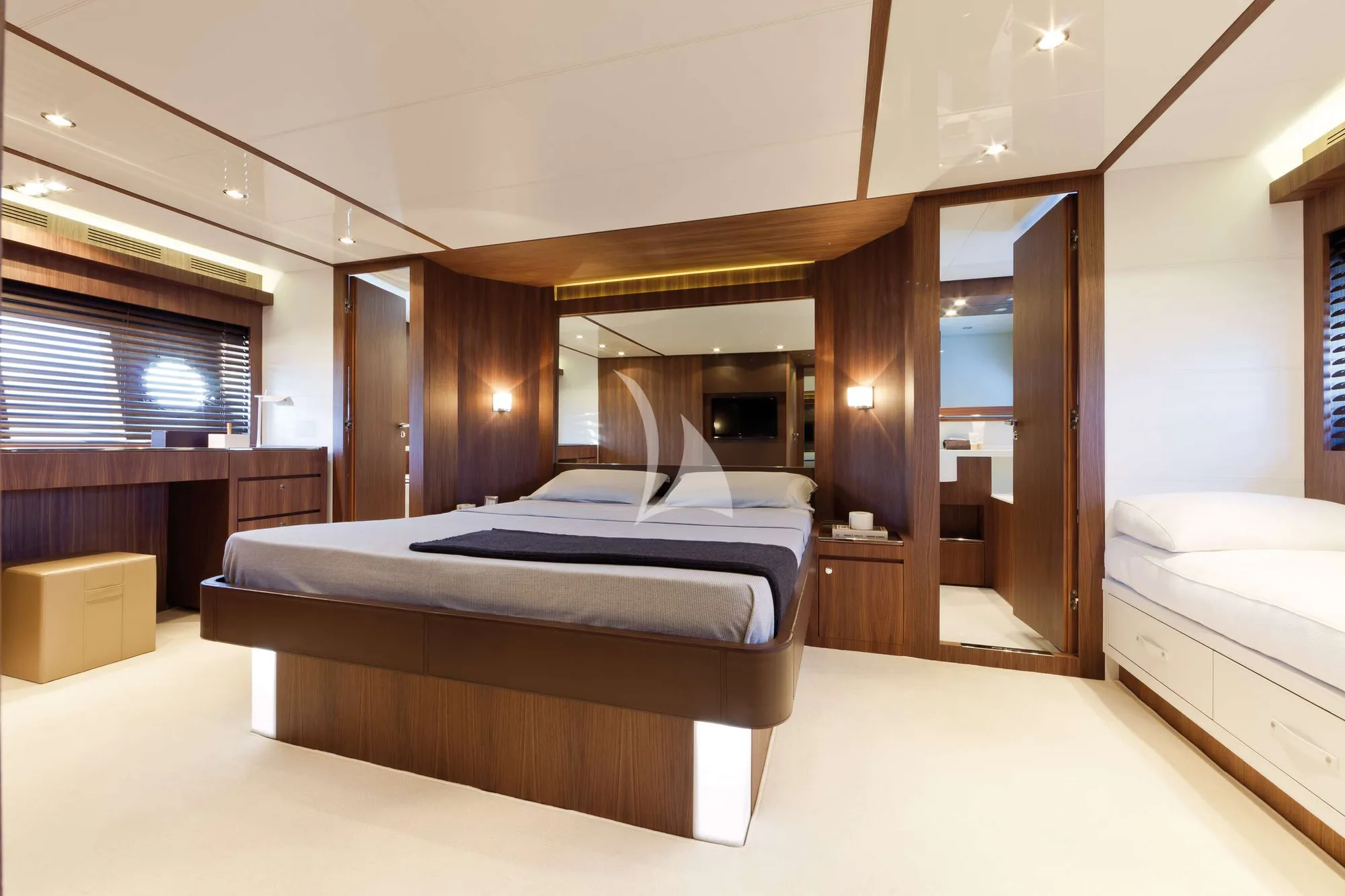 ANYTHING GOES IV Riva Duchessa 92 - master cabin