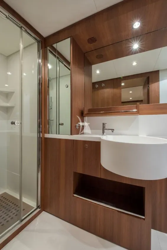 ANYTHING GOES IV Riva Duchessa 92 - twin cabin bathroom
