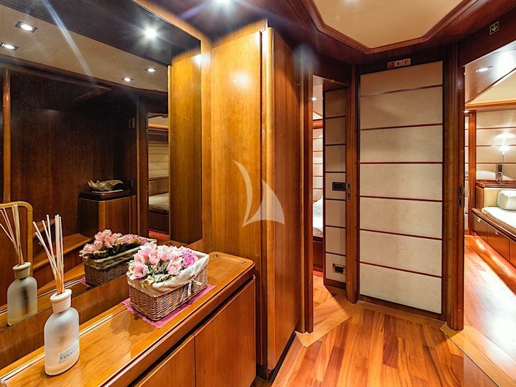 ANNE MARIE Ferretti Custom Line 97 - master cabin vanity ANNE MARIE Ferretti Custom Line 97 - master cabin vanity