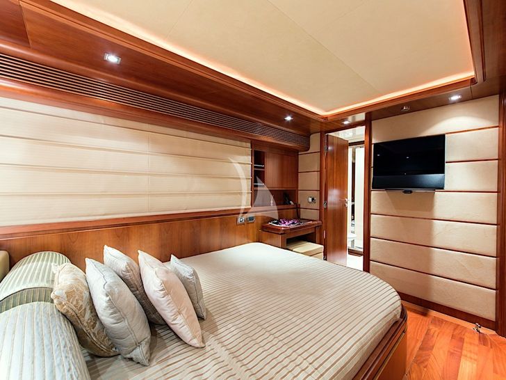 ANNE MARIE Ferretti Custom Line 97 - VIP cabin 2 bed and TV ANNE MARIE Ferretti Custom Line 97 - VIP cabin 2 bed and TV