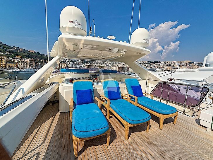 ANNE MARIE Ferretti Custom Line 97 - flybridge sun beds ANNE MARIE Ferretti Custom Line 97 - flybridge sun beds