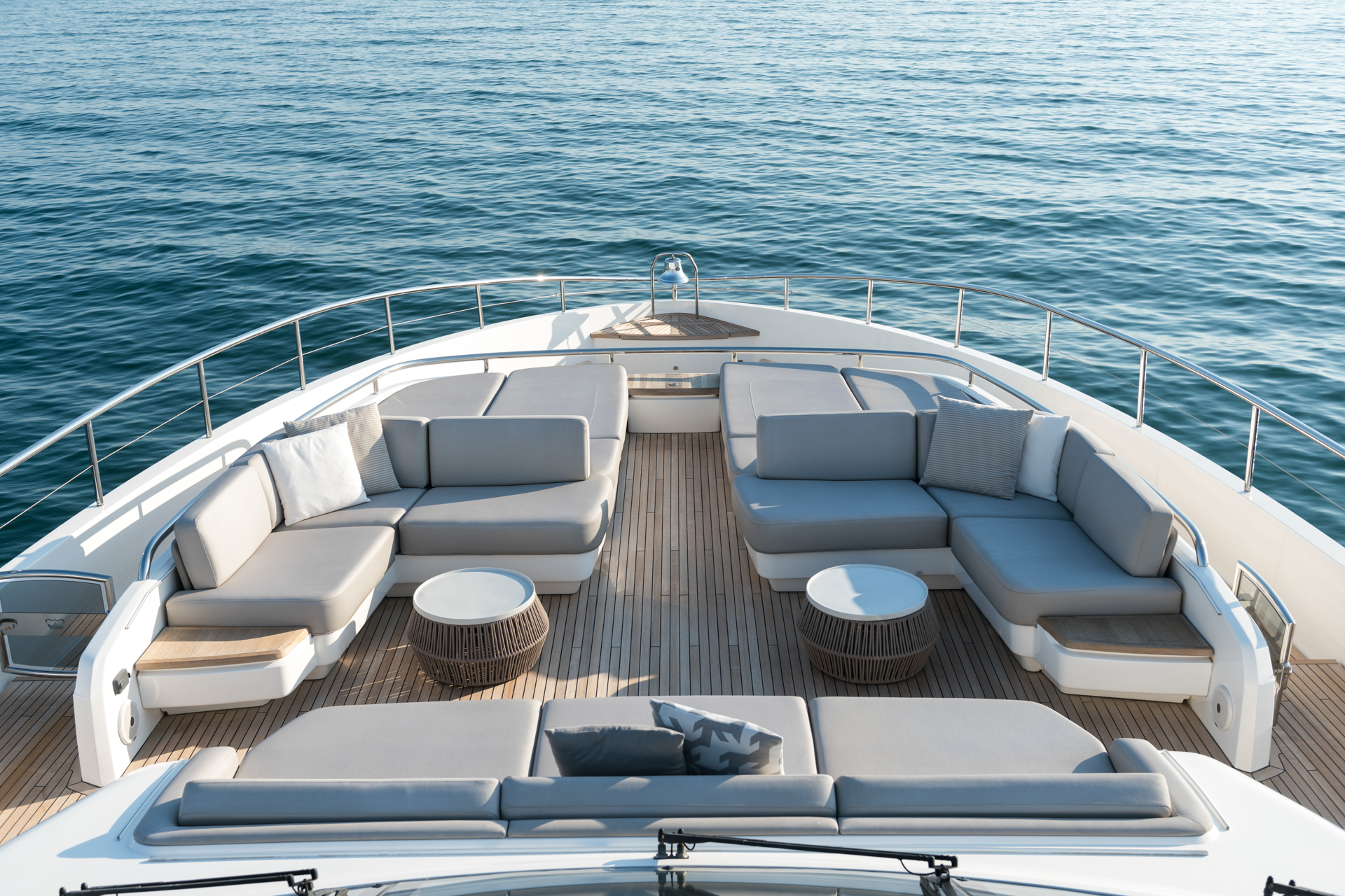 ANTHEYA III Princess 35m - foredeck lounge
