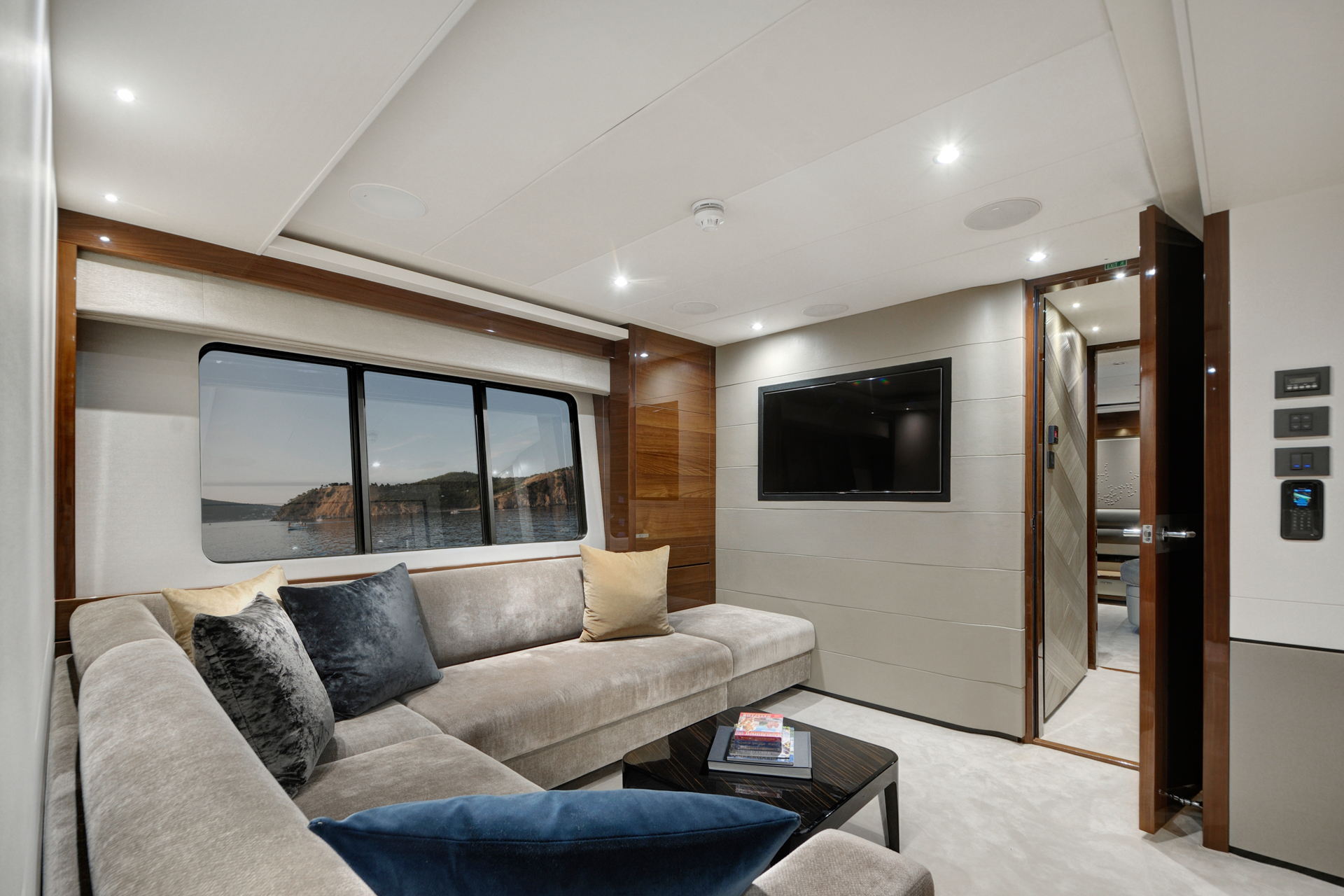 ANTHEYA III Princess 35m - master cabin TV lounge