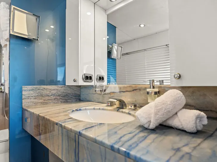 ANTISAN Alalunga 33m - master cabin bathroom ANTISAN Alalunga 33m - master cabin bathroom