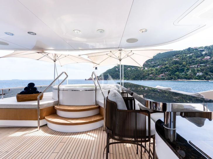 ANYA Sunseeker Yacht 40m - sundeck bar and jacuzzi ANYA Sunseeker Yacht 40m - sundeck bar and jacuzzi