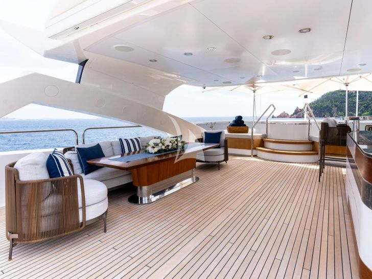 ANYA Sunseeker Yacht 40m - sundeck seating and bar area ANYA Sunseeker Yacht 40m - sundeck seating and bar area