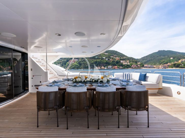 ANYA Sunseeker Yacht 40m - sky deck alfresco dining area ANYA Sunseeker Yacht 40m - sky deck alfresco dining area
