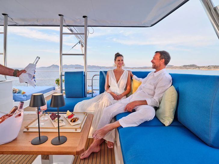 APHAEA Fountaine Pajot Alegria 67 - flybridge cocktail date APHAEA Fountaine Pajot Alegria 67 - flybridge cocktail date