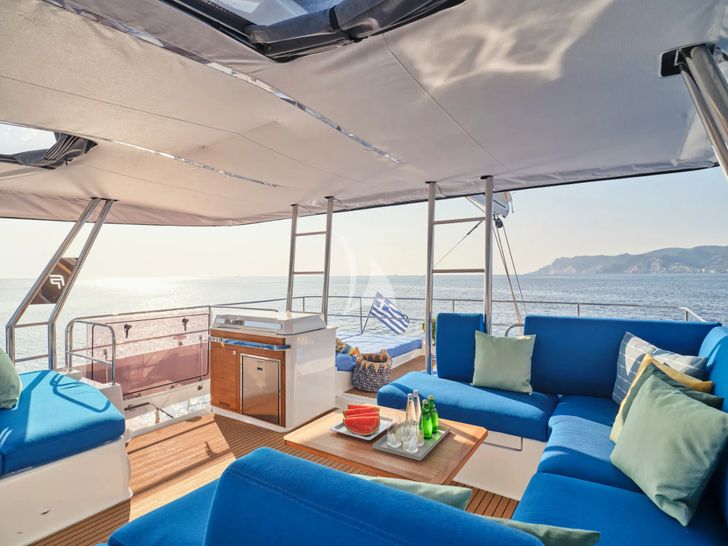 APHAEA Fountaine Pajot Alegria 67 - flybridge seating area APHAEA Fountaine Pajot Alegria 67 - flybridge seating area