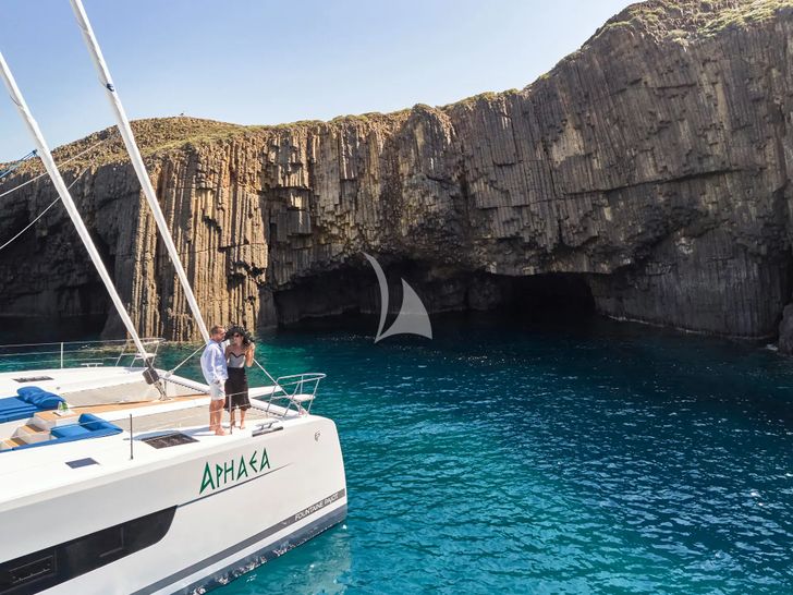 APHAEA Fountaine Pajot Alegria 67 - guests in the foredeck APHAEA Fountaine Pajot Alegria 67 - guests in the foredeck